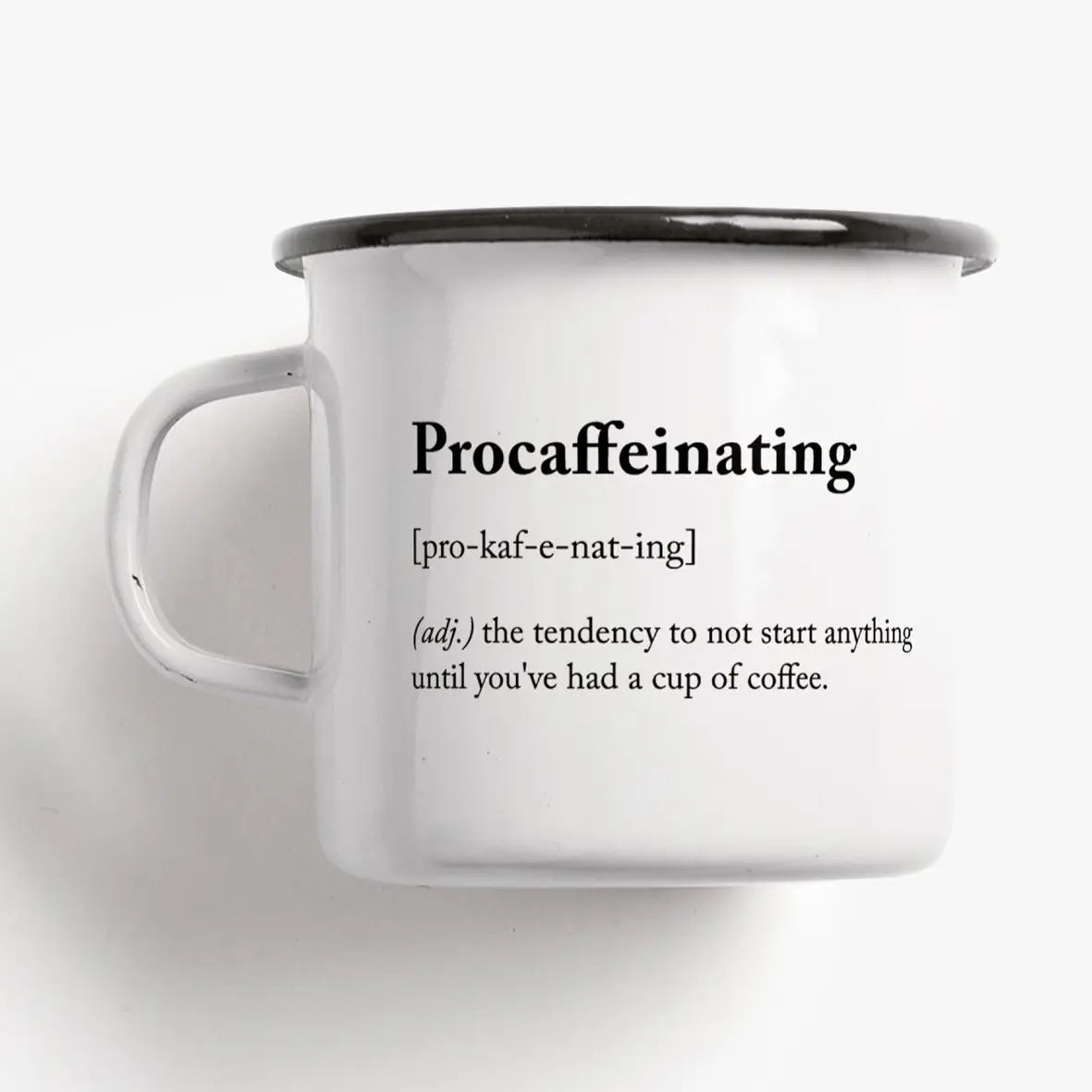 Tazza Procaffeinating: tazza bianca con la definizione «tendenza a non iniziare nulla prima di un caffè» stampata sopra.