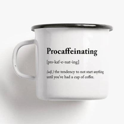 Tazza Procaffeinating: tazza bianca con la definizione «tendenza a non iniziare nulla prima di un caffè» stampata sopra.