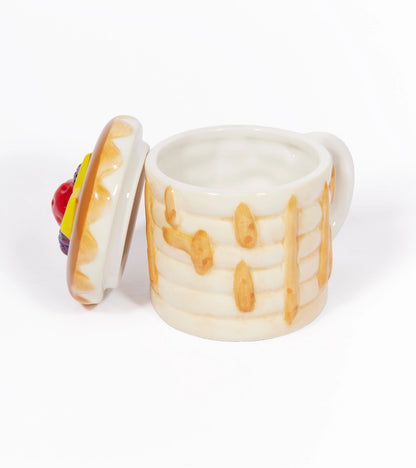 Pancake mug empty with the pancake-shaped lid placed beside it